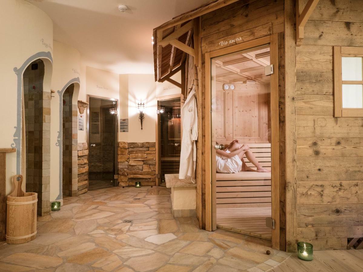 Fiori Dolomites Experience Hotel サン・ヴィート・ディ・カドーレ エクステリア 写真